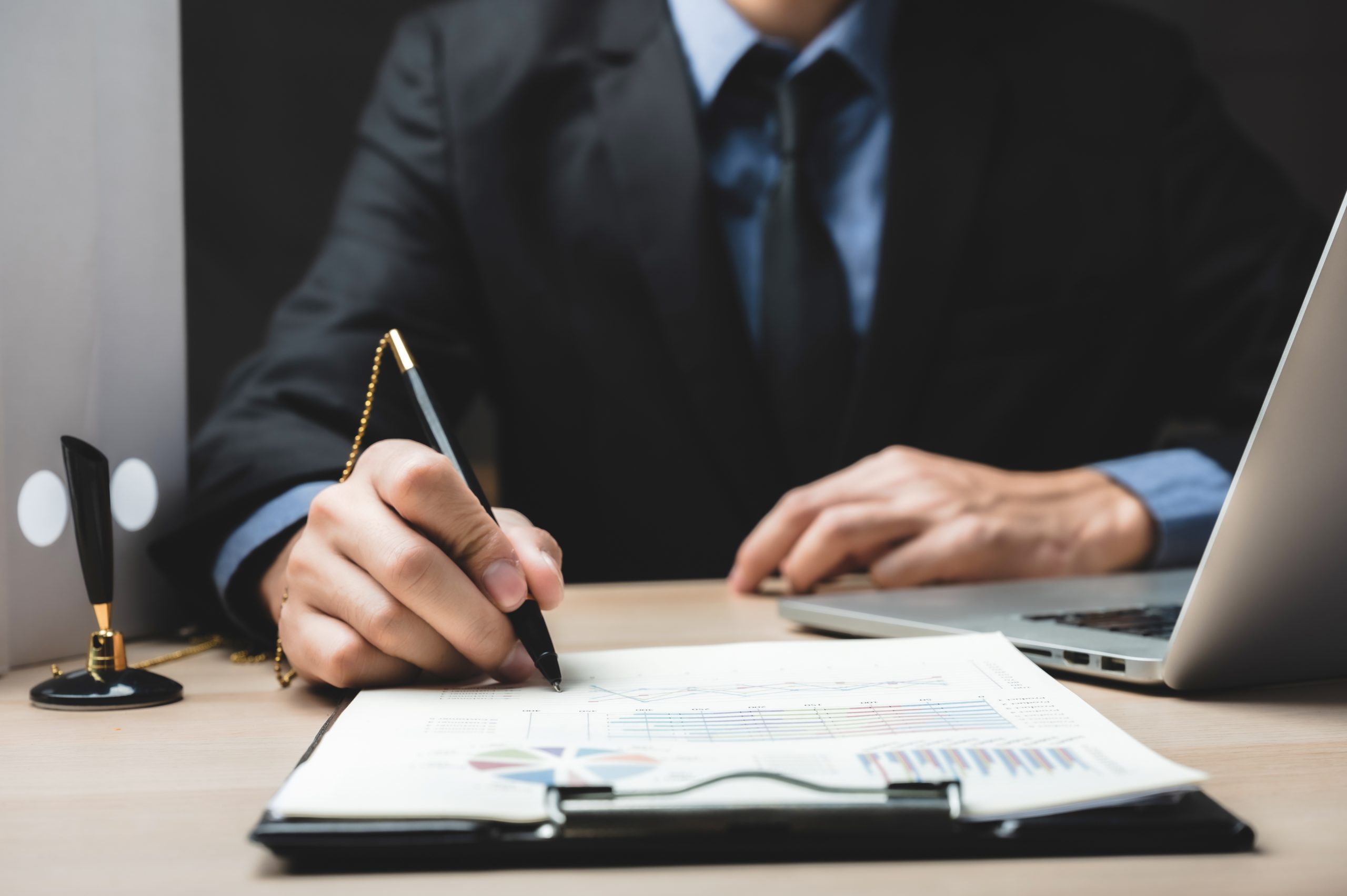 ASSURANCE POUR INCENDIES ACCIDENTS ET RISQUES DIVERS Close up business man signing contract making a deal, classic business success concept