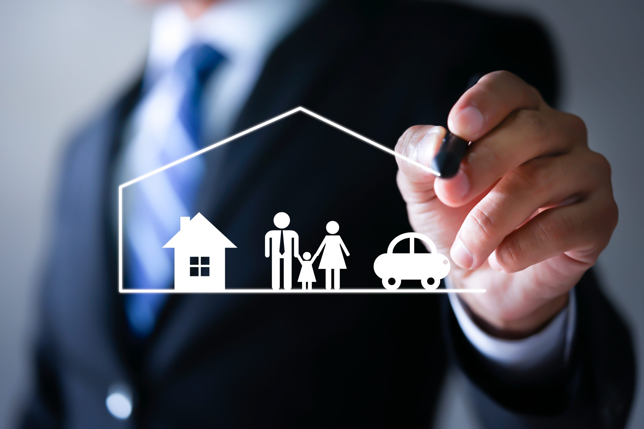 Assurance-particulier-Une assurance adaptée à vos besoins Businessman drawing protective and car, family, life and health insurance icons. Insurance concept